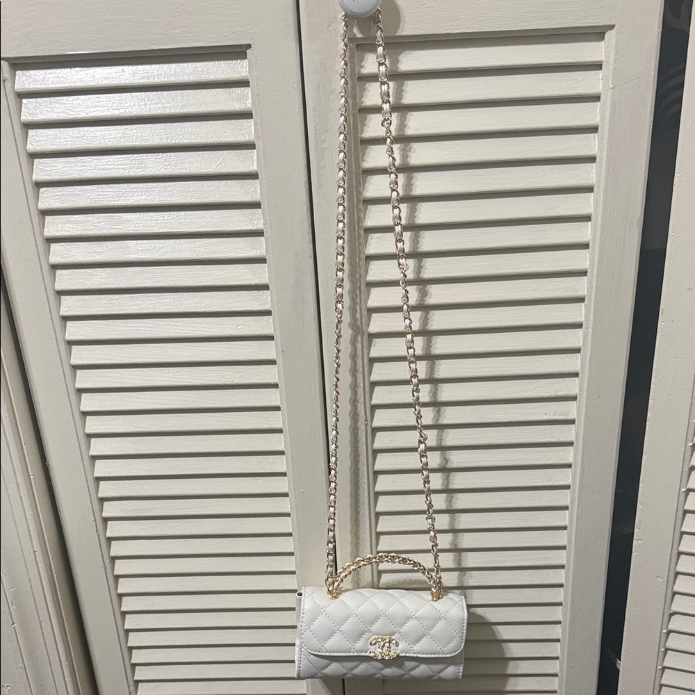 Chic White Quilted Crossbody Bag with Chain Strap
